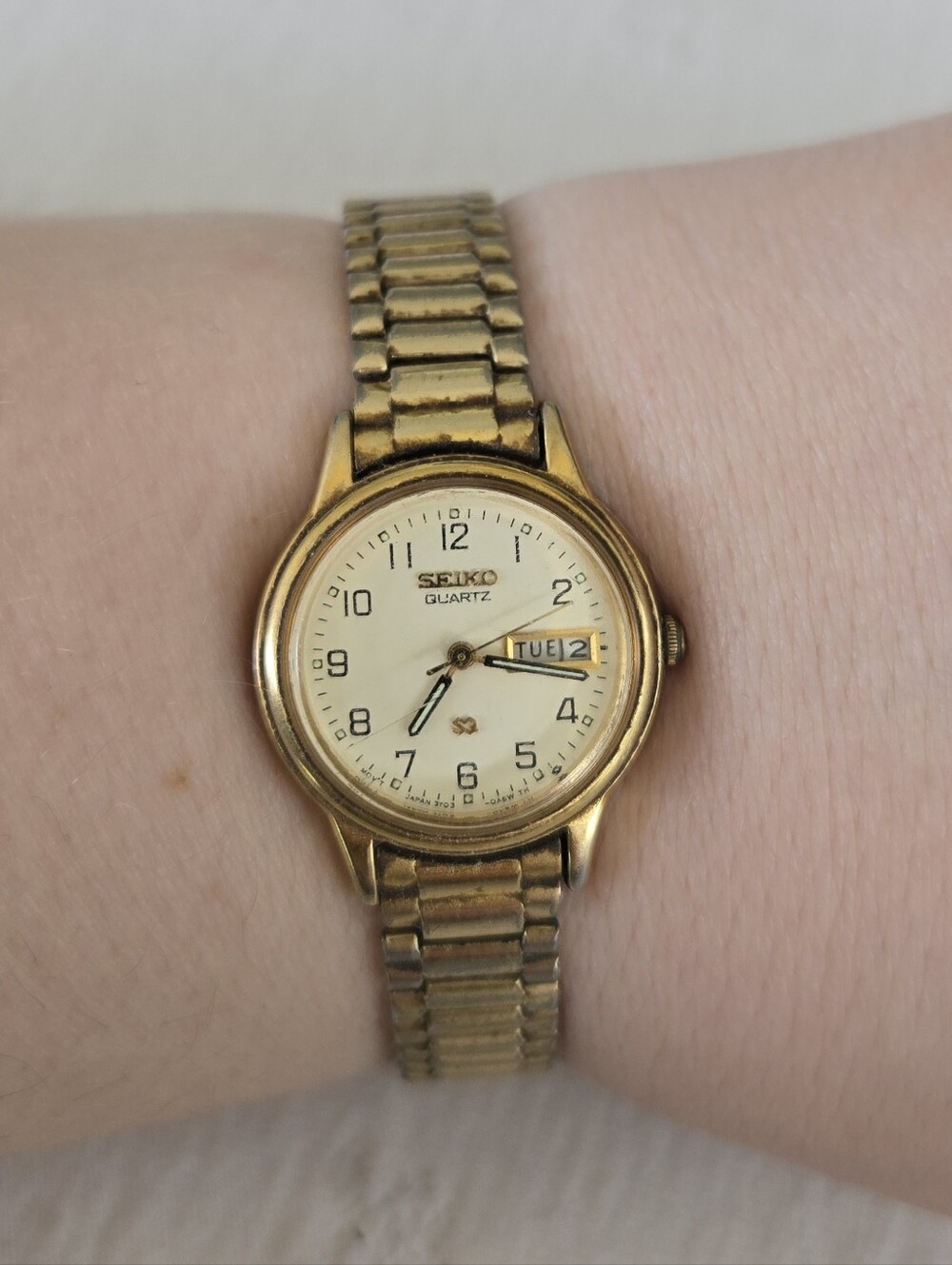 Seiko Quartz Gold Tone Ladies Watch - Gold Dial Elastic Stretch Band